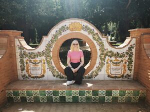 ragazza albina seduta su una architettura andalusa